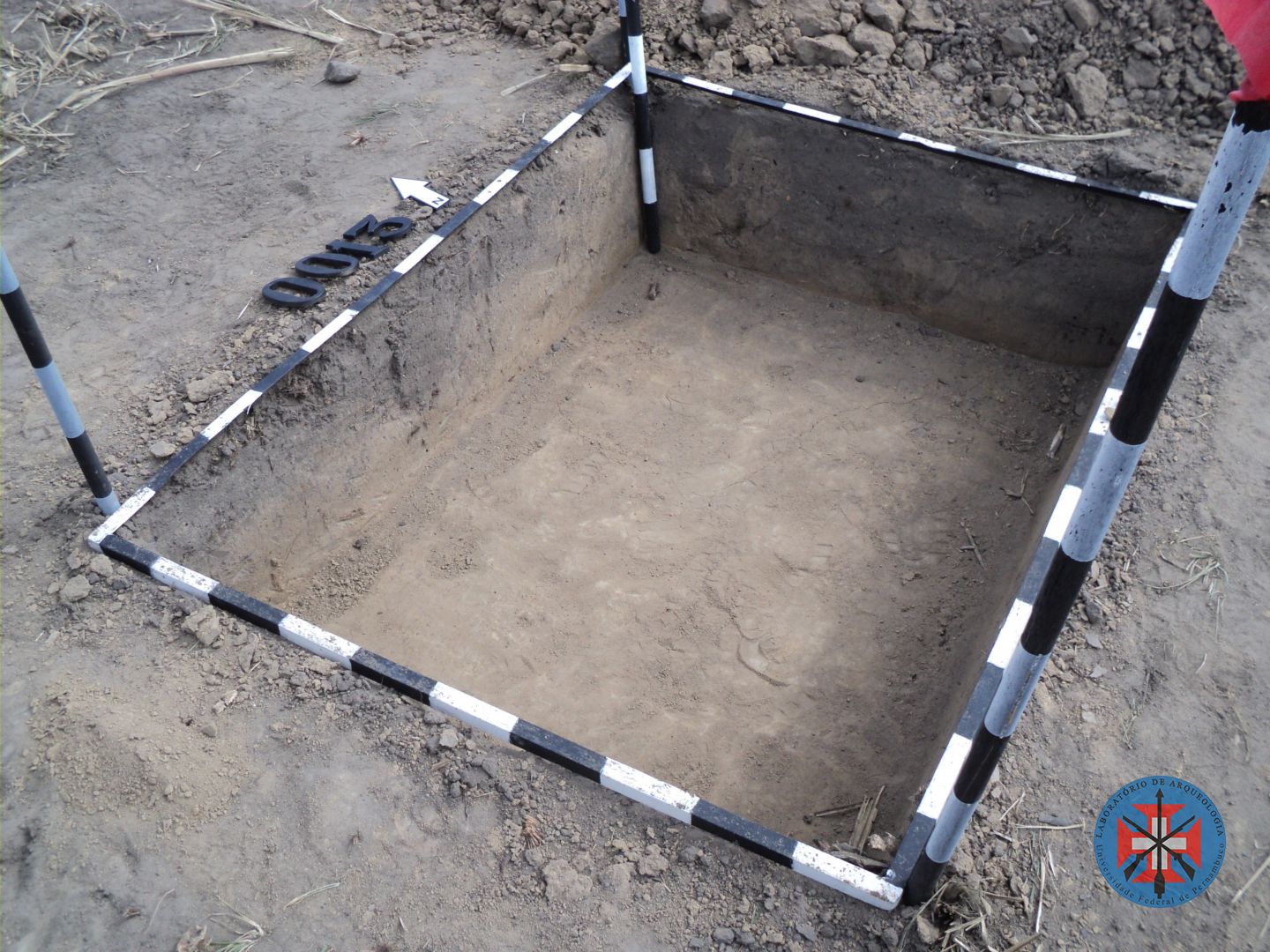 Corte teste escavado na área do canteiro de obras da Construcap.