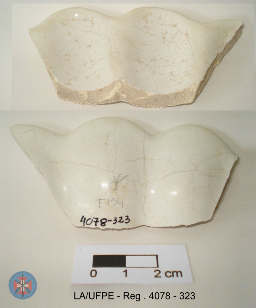 Fragmento de borda de peça moldada em faiança branca, sem decoração. Origem não identificada e expectativa cronológica de produção entre os séculos XVII e XVIII.