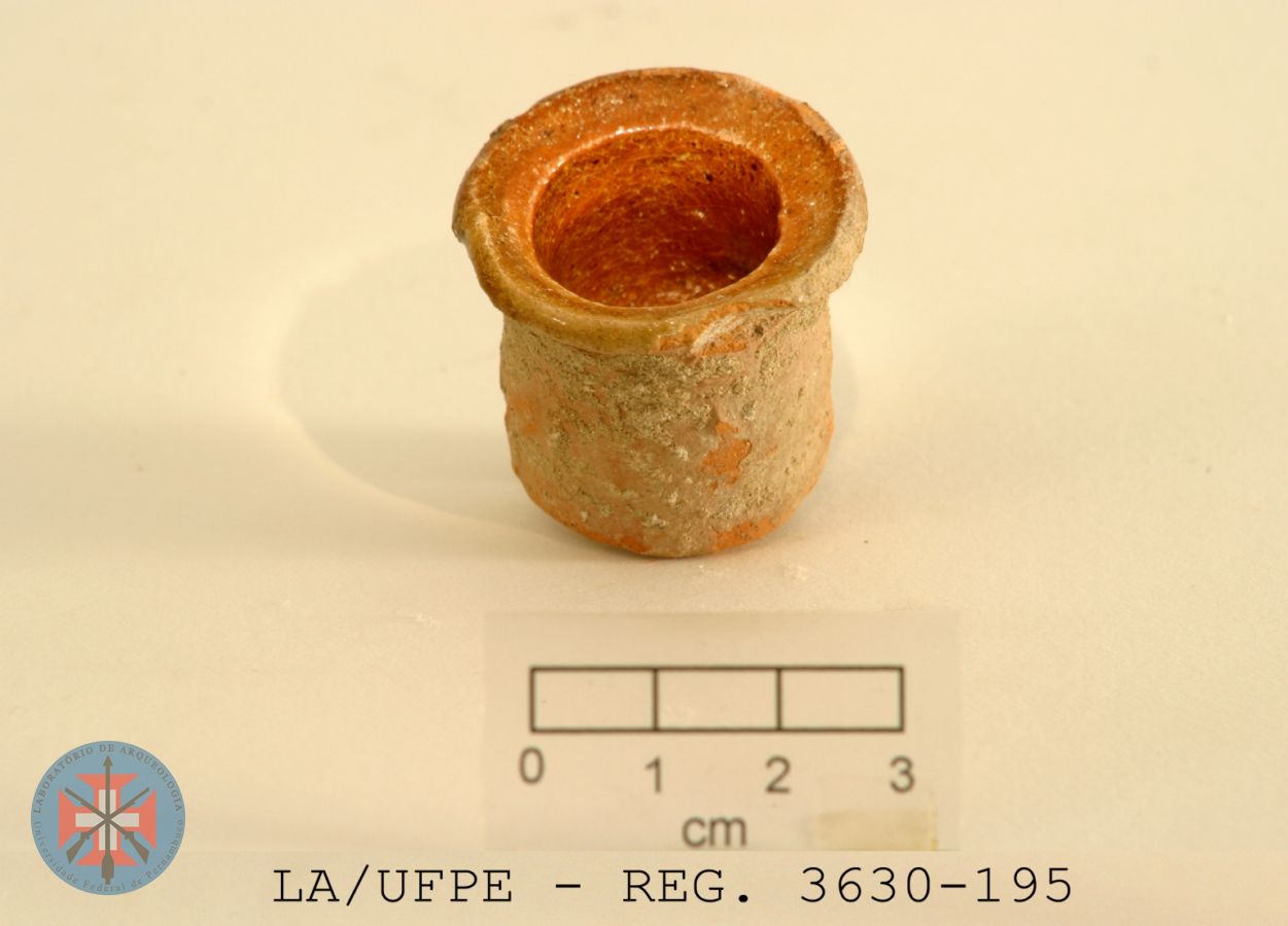 Pequeno pote em cerâmica  vermelha, vitrificado internamente, utilizado para  contenção de ungüento. Holanda, Séc. XVII. (RA)