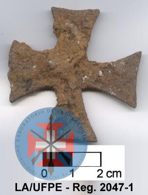 Cruz pátea, em ferro, encontrada associada a sepultamento do século XVIII.
